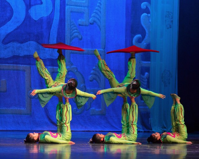 golden-dragon-acrobats.jpg